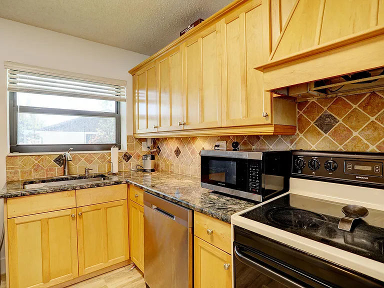 639 Banks Rd — Photo 6