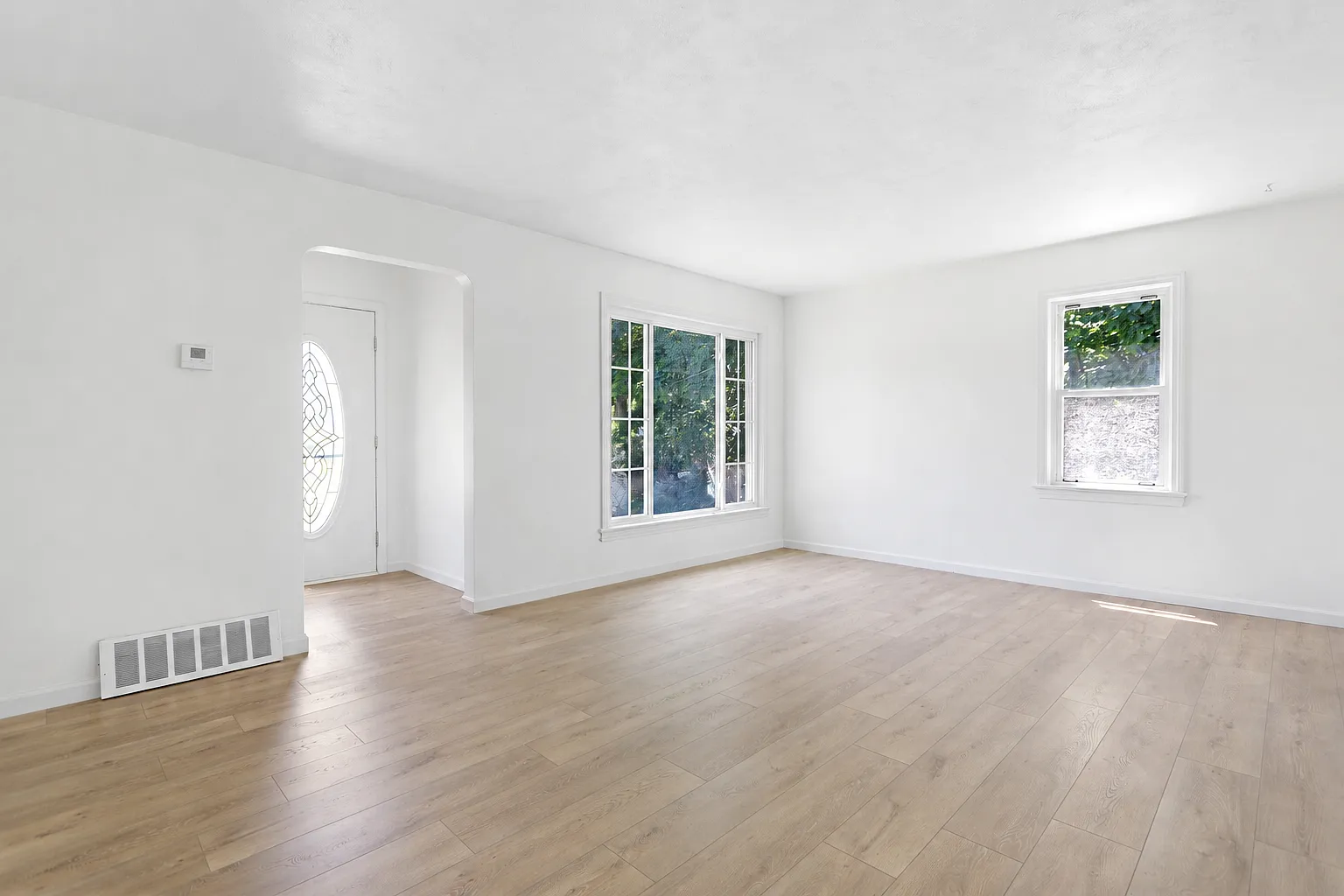 3 bed, 2200 sqft, $2,400 — Photo 2