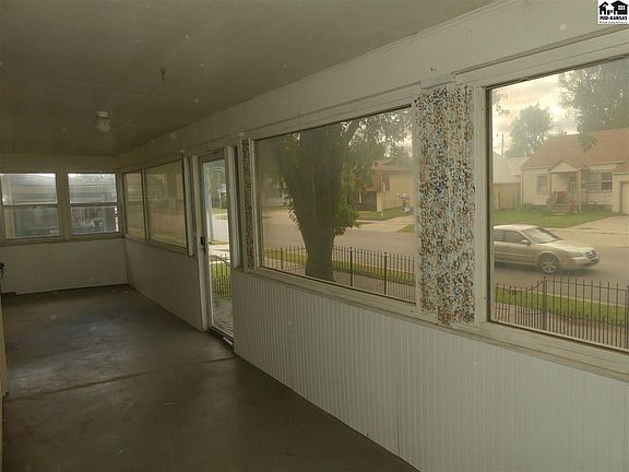 3rd image of 814 N Plum St