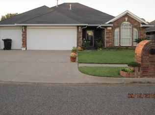 709 NE 20th St, Moore, OK 73160