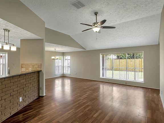 Very spacious and lots of natrual light in the family room and dinig area.