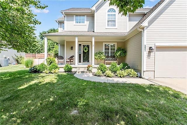 1st image of 321 SE Canterbury Ln