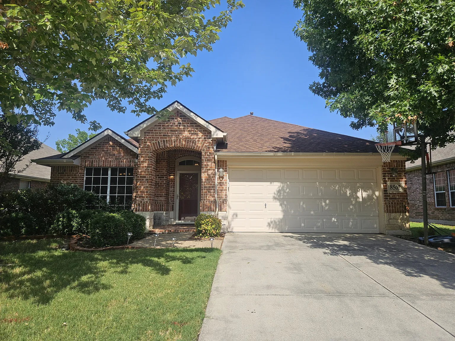 8562 Robertson Dr — Photo 1