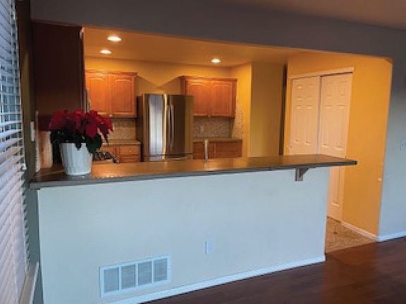 Kitchen with breakfast bar