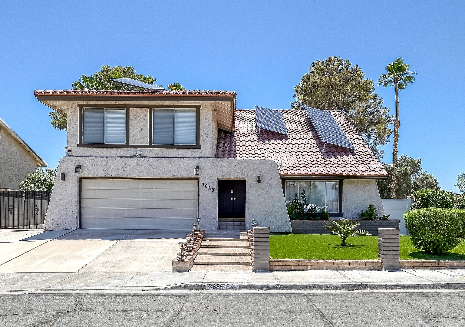 5 bed, 2.5 bath, 2824 sqft, $3,300 — Photo 2