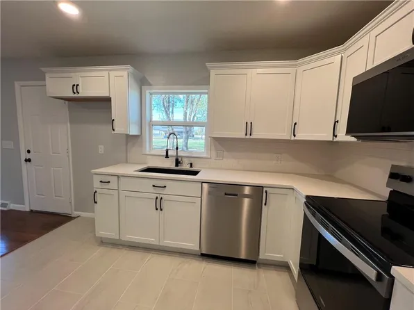 404 Lincoln St, Paola, KS 66071