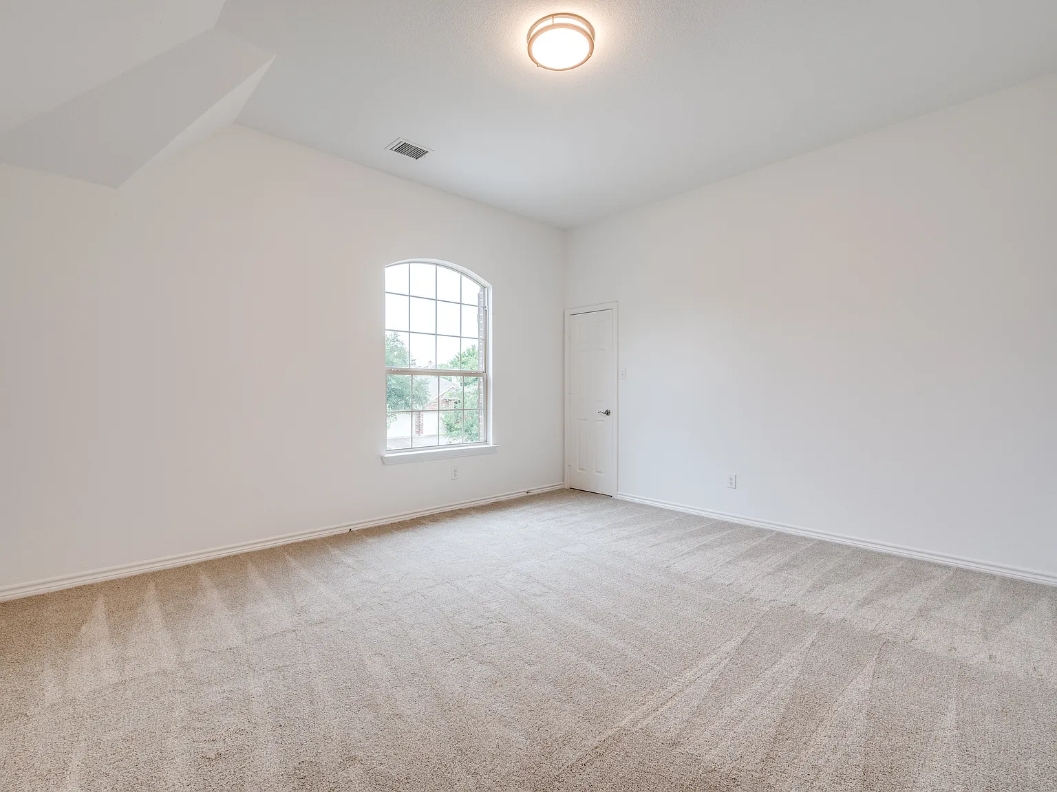 5 bed, 3.5 bath, 3975 sqft, $4,250 — Photo 2