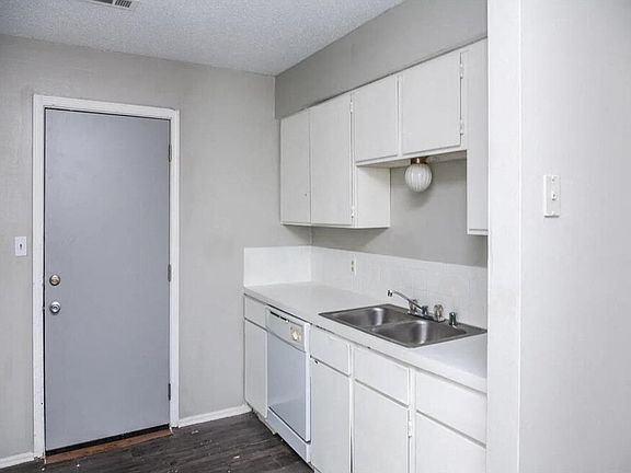 3rd image of 194 Ann St