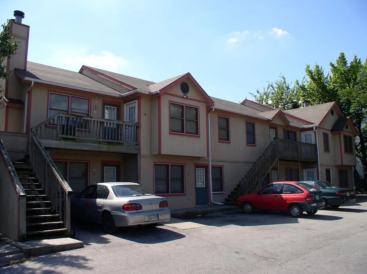 3 bed, 900 sqft, $1,000 — Photo 1