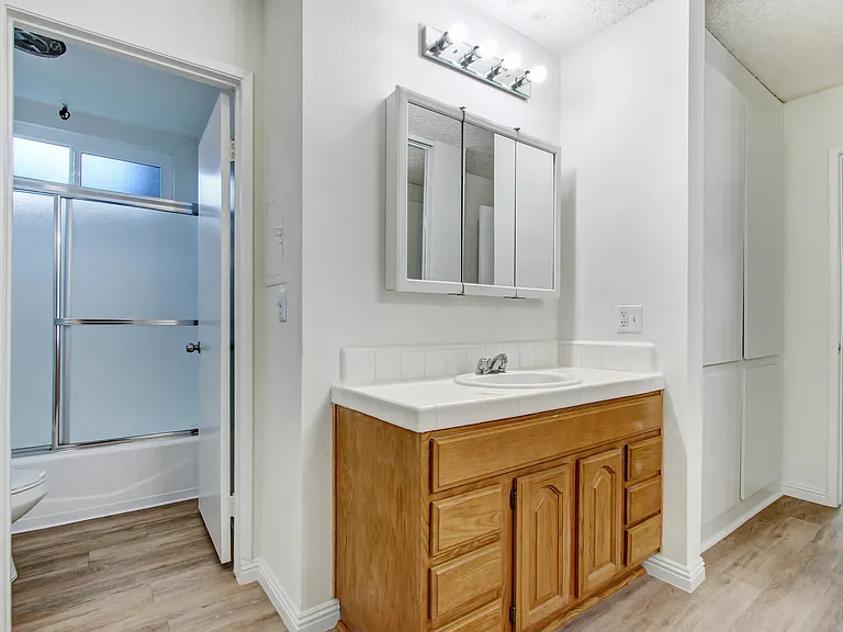 Country Club Apartments — Photo 29