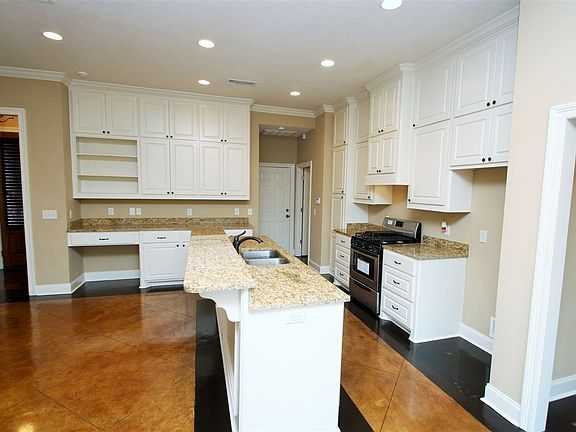 5th image of 122 Woodridge Dr