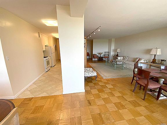 4th image of 27010 Grand Central Pkwy APT 15G