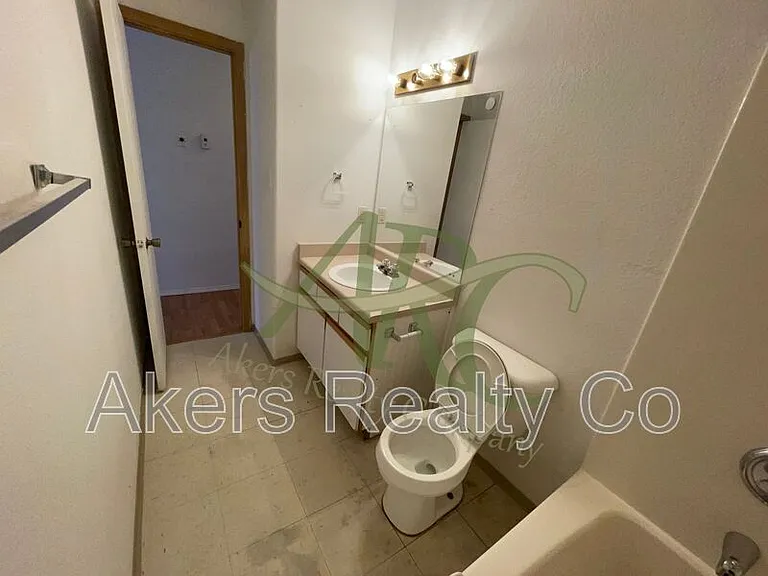 3003 Ontario St — Photo 8