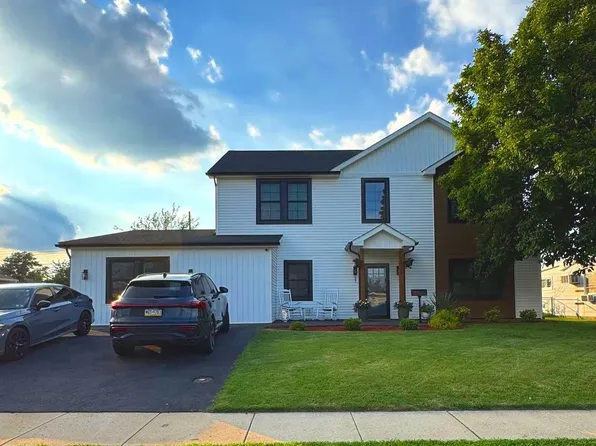 57 Evergreen Ln, Levittown, PA 19054