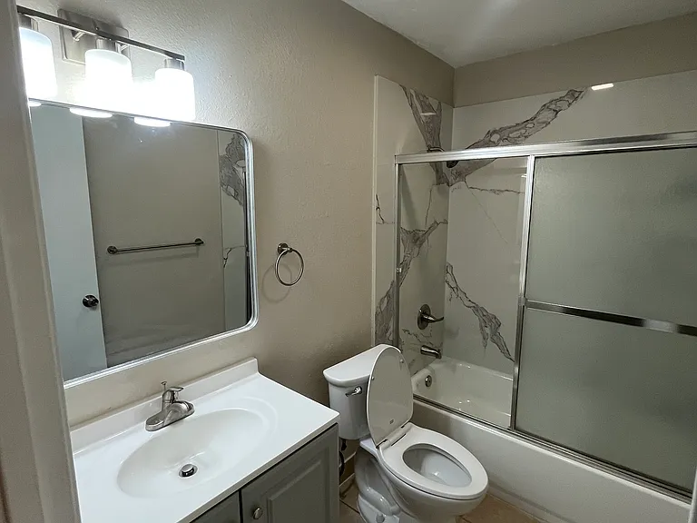 405 E Locust St #5 — Photo 15