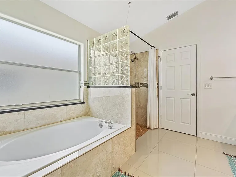 7827 Myrtle Oak Ln — Photo 16