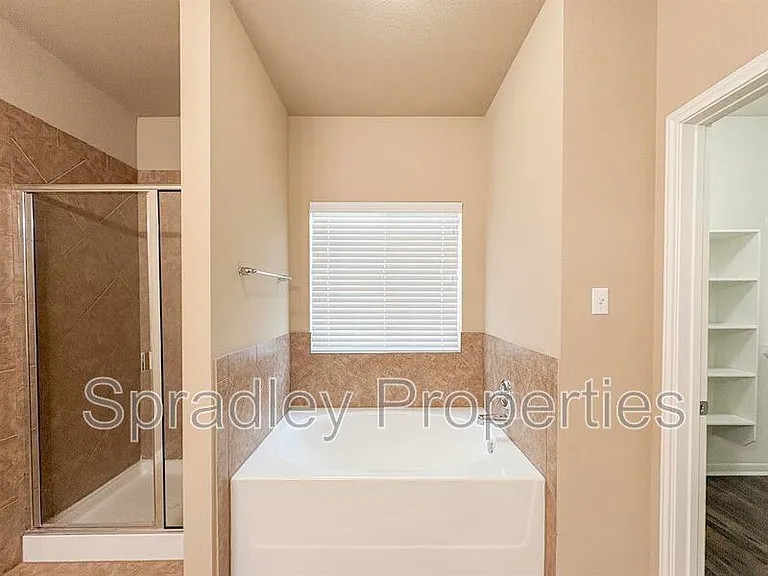 406 Banbury — Photo 17