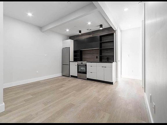 4th image of 727 De Kalb Ave #3B