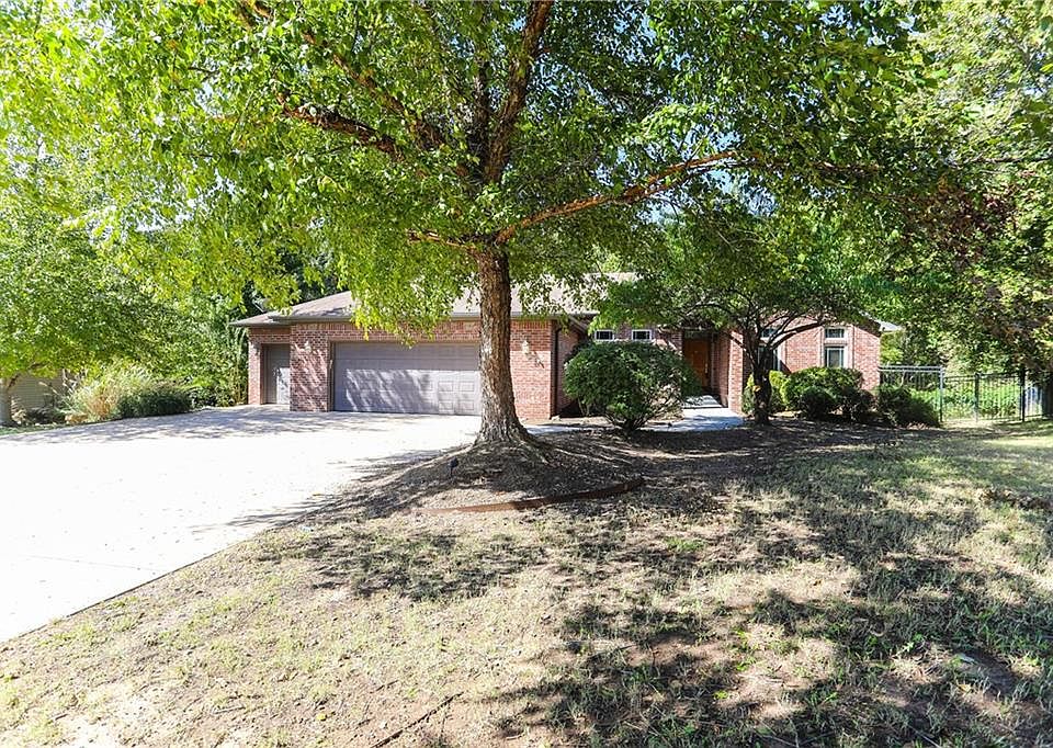 1st image of 6 Roberts Ln