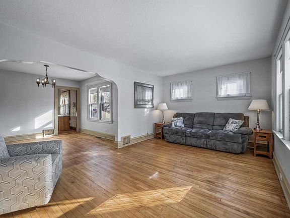 5th image of 3641 43rd Ave S