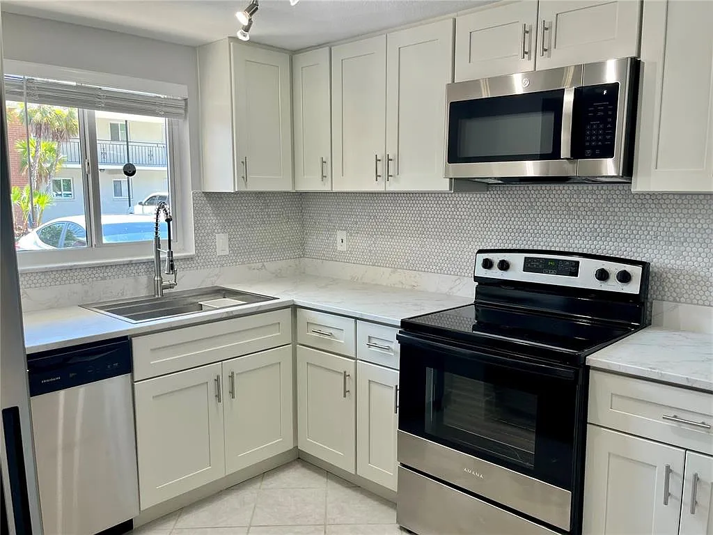 2 bed, 2.0 bath, 1175 sqft, $2,000 — Photo 4