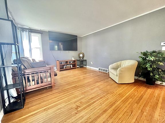 3rd image of 126 W Murphy St