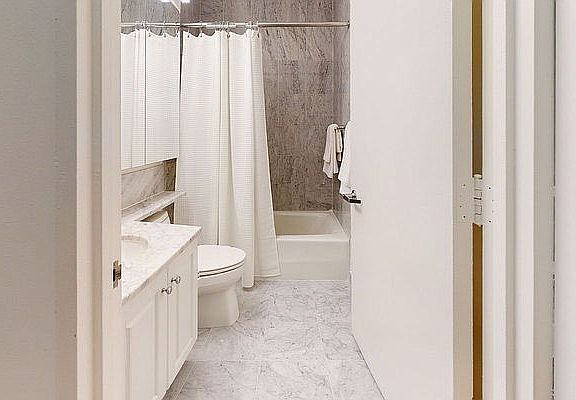 5th image of 235 W 56th St APT 25B