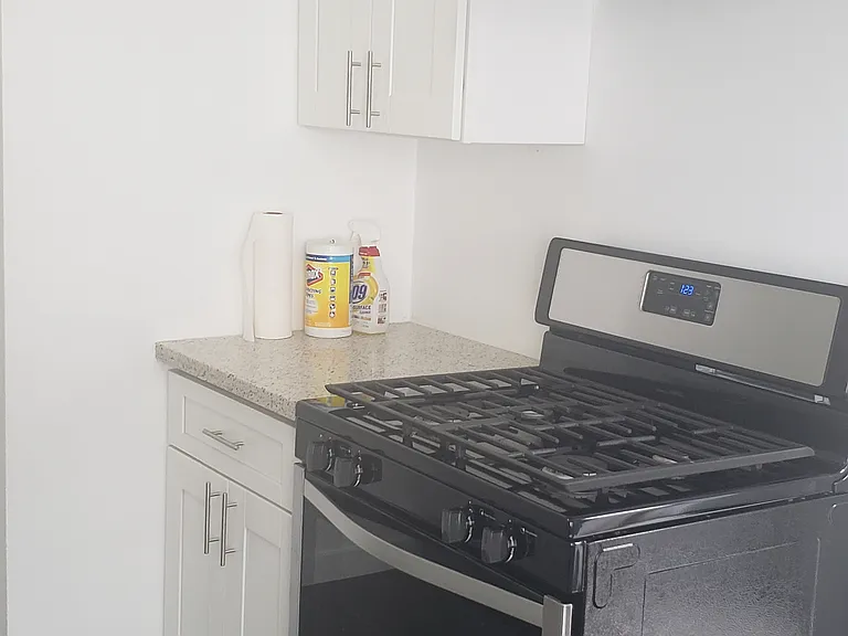 220 Glover Ave #B — Photo 6