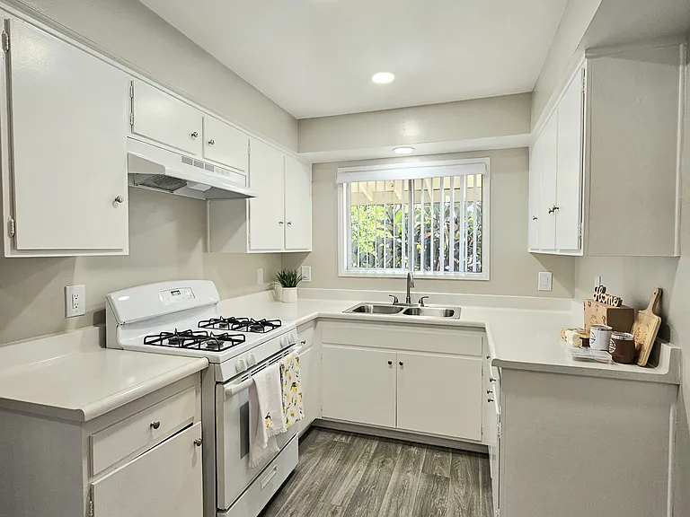 Hillside Apartments — Photo 11