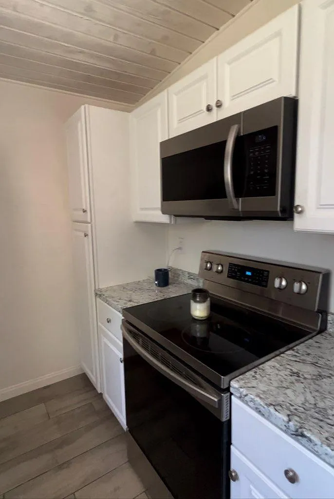 2 bed, 830 sqft, $1,950 — Photo 1