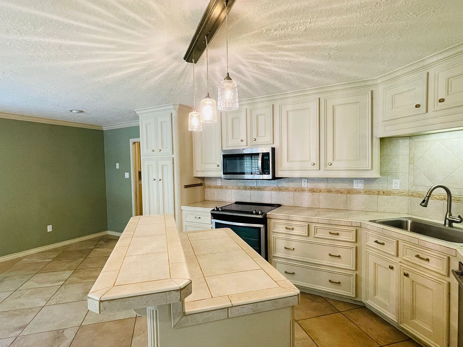 3 bed, 2.0 bath, 1910 sqft, $2,000 — Photo 3