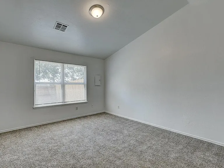 2406 Leeds Ln — Photo 10