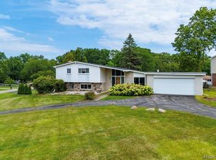 5590 Pembury Ln, West Bloomfield, MI 48322