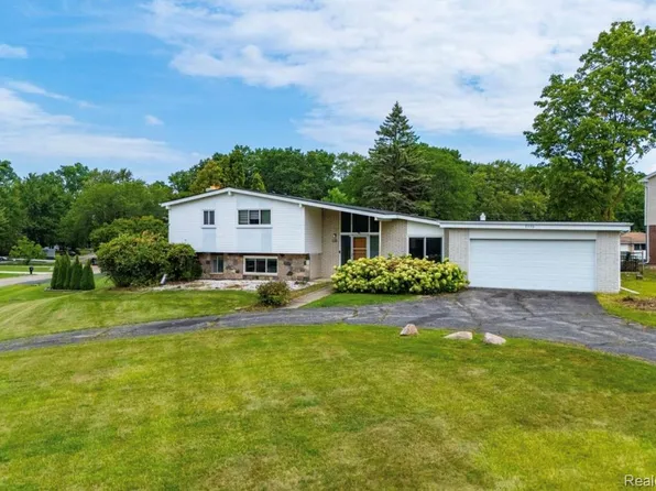 5590 Pembury Ln, West Bloomfield, MI 48322