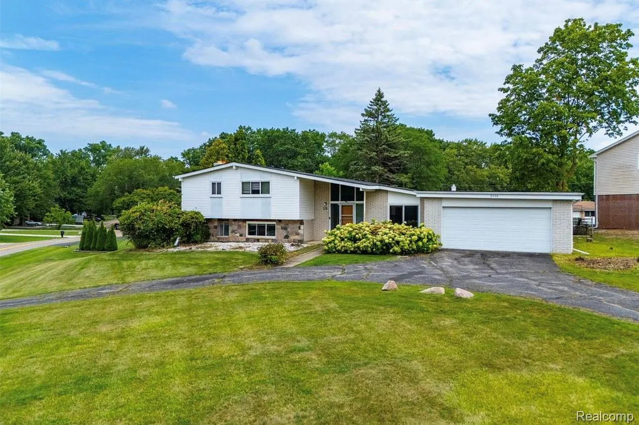5590 Pembury Ln photo 1