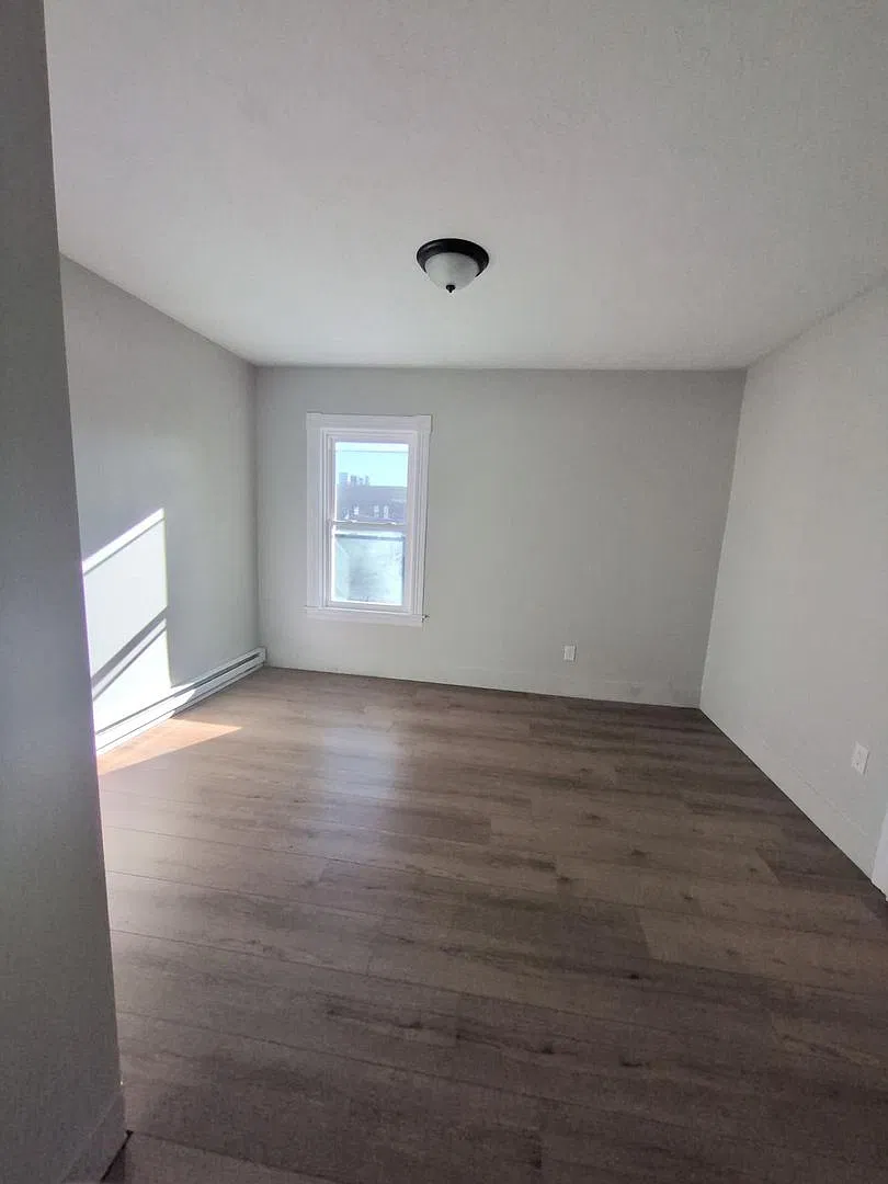 3 bed, $2,300 — Photo 2