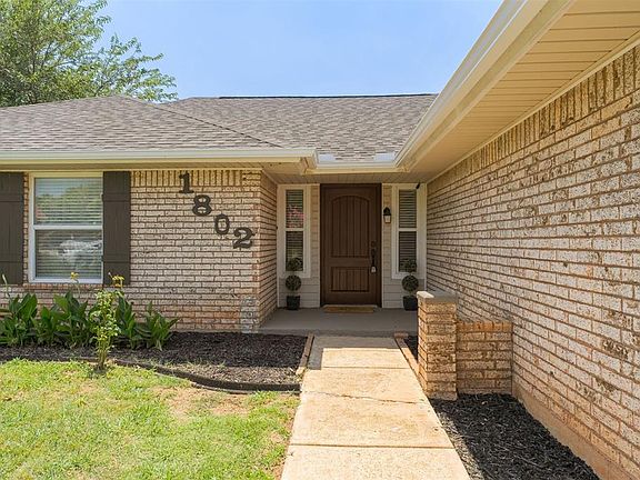 3rd image of 1802 Lakehurst Dr