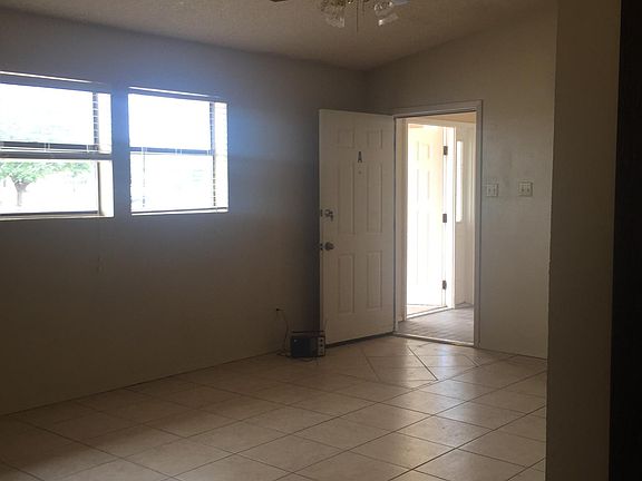 Livingroom with vaulted ceiling and ceiling fan
