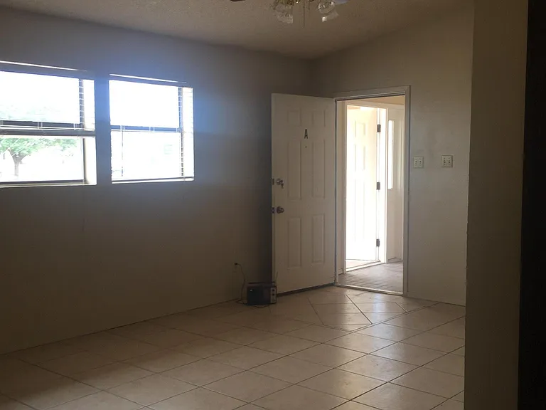 Livingroom with vaulted ceiling and ceiling fan