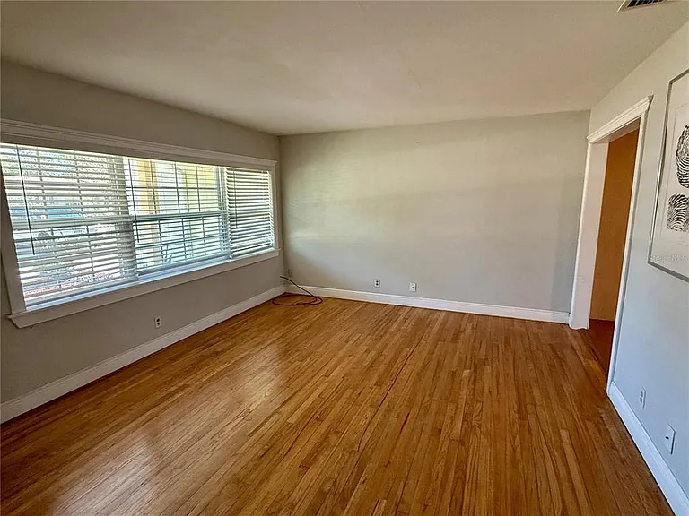 4313 S Hubert Ave — Photo 3