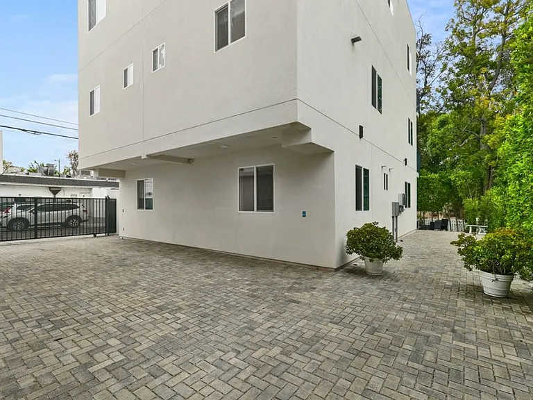 4443 Auckland Ave — Photo 17