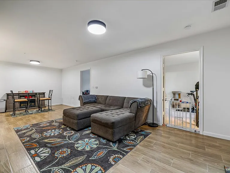 10010 Vanderbilt Cir #39 — Photo 2