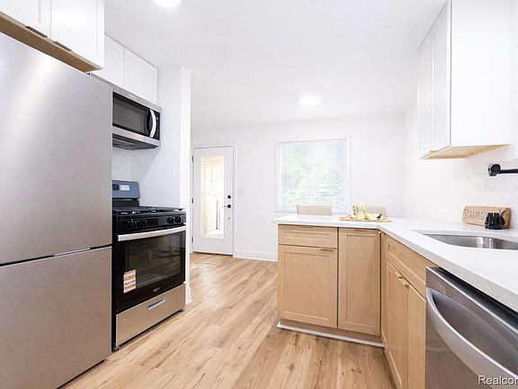 5th image of 359 Edgewood Pl