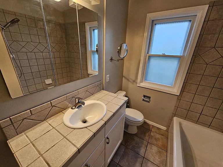 1579 E Hollywood Ave — Photo 8