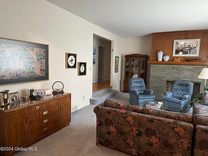 4th image of 887 Birchwood Lane