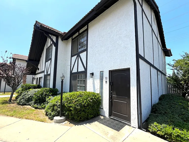 1013 W Linden St #32 — Photo 2