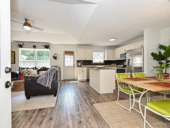 3rd image of 2527 Saluda Dr