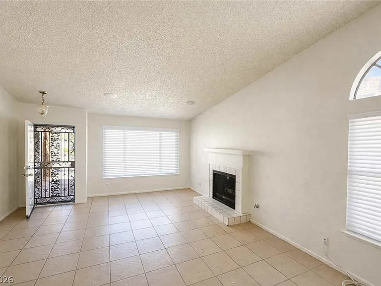 3213 Coral Harbor Dr — Photo 2