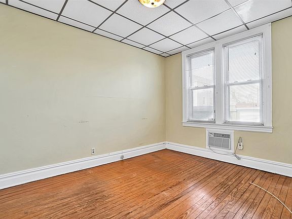 3rd image of 284 Boyd Ave