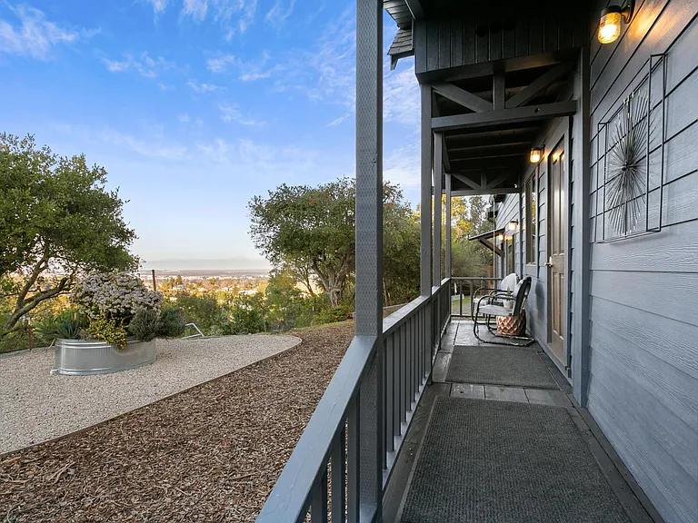 616 Glenloch Way — Photo 3